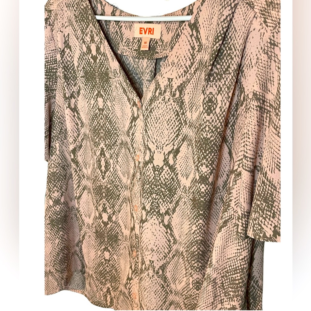 EVRI Snake Print Blouse. Light pink and light brown. Excellent condition.Size 1X